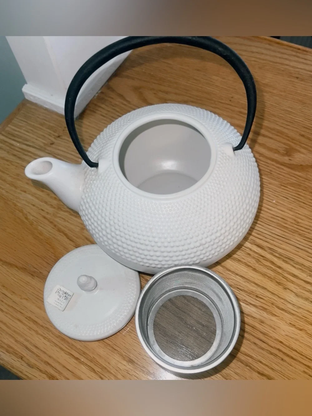 New crate and barrel serving tea pot with leaf strainer